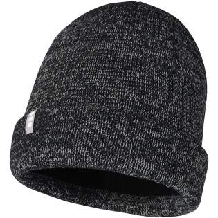 The Rigi beanie has added reflective details which does not only add a modern and dynamic touch to your look, but also ensure that you stay visible and safe in low-light conditions. Made from polyester and acrylic at a 9-gauge density, the beanie offers durability and a soft, cozy feel. 