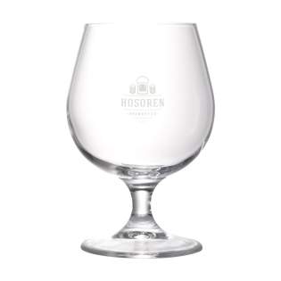 Verre à bière sur pied. Spécialement conçu pour servir des bières spéciales fraiches. La forme incurvée du verre rehausse le goût et la senteur de la bière. De plus, la forme de ce verre permet un col de mousse important avec toutes les bières. Verre transparent de haute qualité avec un bel aspect. Idéal pour une utilisation dans l'industrie de la restauration. Capacité 530 ml.