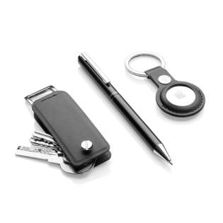 Entdecken Sie das ultimative Organisations-Trio: den eleganten Swiss Peak Tula RCS-zertifizierten Key Organizer, den praktischen AirTag Holder und den Stift aus recyceltem Aluminium. Der auf Effizienz und Stil ausgelegte Schlüssel-Organizer hält Ihre Schlüssel in Schach (für maximal 4 Schlüssel), während der AirTag Holder dafür sorgt, dass Sie nie den Überblick über Ihre Wertsachen verlieren. Außerdem können Sie mit dem Stift aus recyceltem Aluminium Ihre Notizen festhalten. Hergestellt aus RCS-zertifiziert (Recycled Claim Standard) recycelten Materialien. Die RCS-Zertifizierung gewährleistet eine vollständig zertifizierte Lieferkette der recycelten Materialien. Dieses Produkt enthält 7% RCS-zertifiziertes, recyceltes PU und 8% RCS-zertifiziertes, recyceltes Aluminium.