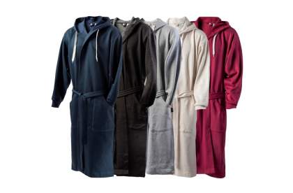 The Kosta Linnewäfveri Badrock in size S/M is its own variant of the traditional bath/dressing gown! The Badrock is a beautiful hybrid jacket made of so-called college fabric. The bathrobe is suitable to wear after training, bathing or just to snuggl...