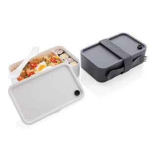 Deze stijlvolle en stevige lunchbox past perfect in een gezonde levensstijl. Hij is groot genoeg voor het meenemen van sandwiches en heerlijke salades. Gemaakt van PP. Handwas aanbevolen. Inclusief handige spork en elastische band. Inhoud 0,8 liter. ...