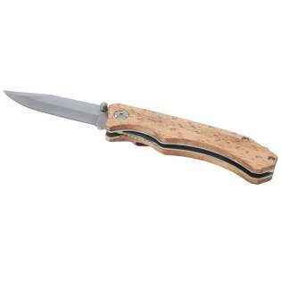 Couteau de poche solide, durable et compact fabriqué en acier inoxydable de qualité avec manche en bois de hêtre. Un accessoire indispensable pour tout scout, bricoleur et autres amateurs de survie ou de plein air. Le bois de hêtre utilisé provient de sources durables, écologiques et socialement responsables. Le couteau est livré avec un verrou de sécurité et un clip de ceinture, et a une taille ouverte de 19 x 2 x 2,5 cm. Ses dimensions une fois fermé sont les suivantes : 11 x 2 x 2,5 cm. Livré avec un manuel d'instructions et emballé dans un coffret cadeau en carton recyclé d'une taille de 14 x 4 x 3,5 cm. La gravure au laser est recommandée comme option d'impression durable.