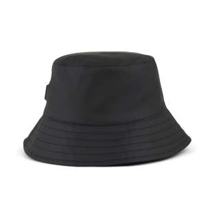 Bob élégant au design épuré, accessoire polyvalent qui s'adapte à tous les styles, ce chapeau offre non seulement une protection contre les pluies légères occasionnelles, mais assure également un port confortable. Avec une circonférence de 58 cm, il est conçu pour s'adapter à toutes les tailles. Le Bob est fabriqué à partir de PET recyclé avec le traceur AWARE™, validant l'utilisation authentique de matériaux recyclés. 2 % des recettes de chaque produit vendu seront reversés à Water.org.