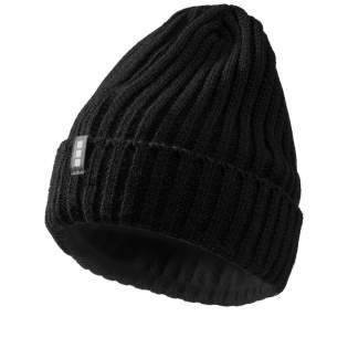 De Spire beanie - waar stijl en comfort samenkomen. Gemaakt van 100% acryl in een klassiek 2x2 ribbreisel, zorgt deze muts voor een goede pasvorm en duurzame kwaliteit. Hij heeft een tijdloos ontwerp, gekenmerkt door het patroon van verhoogde verticale lijnen. Omarm zowel warmte als mode met de Spire beanie, het perfecte accessoire dat rekbaarheid en flexibiliteit biedt voor een comfortabele  pasvorm.