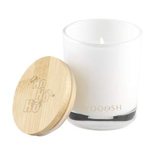 Bougie parfumée exclusive Wooosh vanille douce versée dans un bocal en verre magnifiquement poli avec un couvercle en bambou, avec un motif de Noël standard. Cette bougie crée une atmosphère apaisante dans votre maison. La bougie parfumée est fabriquée à partir de cire de soja écologique avec 5% d'huile de parfum aromatique. Dès que la mèche est allumée, la cire fond et un délicieux et doux parfum de vanille se répand dans la pièce. Ce parfum chaleureux et invitant sera apprécié de tous et convient à toutes les saisons. Avec 14 heures de combustion, cette luxueuse bougie parfumée s'intègre dans n'importe quel intérieur. Lorsque vous allumez la bougie pour la première fois, laissez la couche supérieure de cire fondre complètement. Cela garantit une combustion uniforme et la meilleure expérience possible en matière de parfum. Le cadeau parfait pour toute occasion. - Ce produit est imprimé avec un motif de Noël standard. Choix de 6 modèles différents comme indiqué dans les images. Il n'est pas possible de personnaliser un design. Par pièce dans une Wooosh boîte cadeau luxueuse.