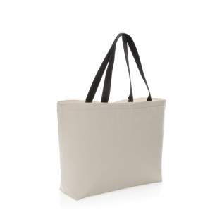 Grand sac tote isotherme en toile recyclée 285 g/m² Impact Aware™ permet de conserver au frais vos aliments et boissons préférés, des pique-niques aux voyages en voiture, puis se replie à plat pour gagner de la place. Peut contenir jusqu'à 24 canettes ou jusqu'à 6 bouteilles de vin. Avec le traceur AWARE™ qui valide l'utilisation authentique de matériaux recyclés. La toile recyclée est non teintée et utilisée à l'état brut, sans produits chimiques issus de la teinture ou du blanchiment.  2 % des recettes de chaque produit Impact vendu seront reversés à Water.org. Composition 70% coton recyclé, 30% polyester recyclé ; Isolation feuille d'argent.<br /><br />PVC free: true