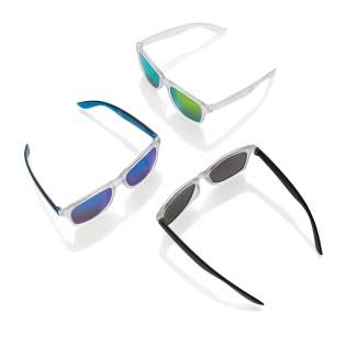 Sonnenbrille mit farbig verspiegelten Gläsern und mit transparentem RCS-zertifiziert recycelten PC-Gestell. Gesamter recycelter Inhalt: 72% bezogen auf das Gesamtgewicht des Artikels. Die RCS-Zertifizierung gewährleistet eine vollständig zertifiziert...
