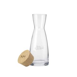 Elégante carafe en verre avec un bouchon en liège. Une bouteille de table pour servir de l'eau, des jus de fruits ou autres boissons. Avec une large ouverture pour ajouter des glaçons et qui facilite le nettoyage. Capacité 1.000 ml. Le bouchon est fourni séparément.