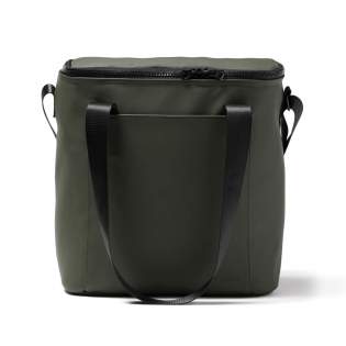 Sac isotherme minimaliste, fabriqué en nubuck PU hydrofuge. Longues poignées et bandoulière réglable pour un confort optimal. Le sac isotherme est isolé par une mousse très épaisse. La doublure du sac est faite de PEVA, qui est facile à maintenir propre et fraîche. Un sac isotherme parfait pour la plage, comme pour une aventure en pleine nature.