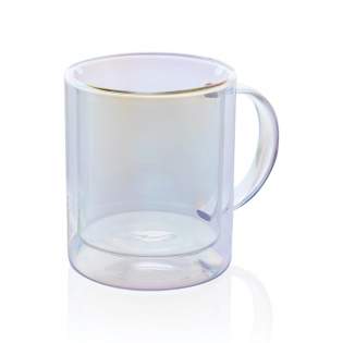 Mug 330ml fabriqué avec du verre borosilicate double paroi, léger mais durable, prêt pour le chaud et le froid. Finition galvanisée pour un effet chic supplémentaire. Livré dans une boîte en couleur.