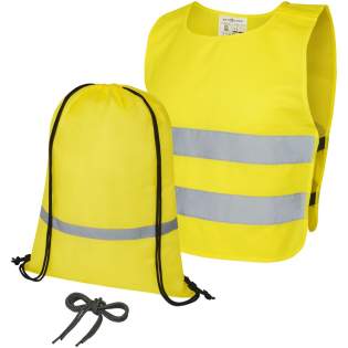 Complete veiligheids- en zichtbaarheidsset voor kinderen van 7 tot 12 jaar. Deze terug-naar-school-weggeefset bevat een reflecterende rugzak met trekkoordsluiting, een veiligheidsvest en een set reflecterende schoenveters. De reflecterende rugzak heeft een groot vak met trekkoordsluiting en is getest en gecertificeerd volgens de norm EN 1150:1999. Het hoge-zichtbaarheidsvest in maat XS is geschikt voor kinderen van 7-12 jaar met een lengte tussen 104-121 cm. Groot decoratiegebied aan de voor- en achterkant van het vest. Op de schouder en de onderste elastische banden zitten klittenbandsluitingen die extra veiligheid bieden en ervoor zorgen dat het vest gemakkelijk is aan te trekken. De elastische banden aan de andere kant zorgen dat het rekbaar is, waardoor het gemakkelijk over dikke jassen te dragen is. Het vest is getest en gecertificeerd volgens de norm EN 1150:1999. Het voldoet ook aan de PBM-richtlijnen voor toepassing beschreven in de verordening (EU) 2016/425 Persoonlijke Beschermingsmiddelen Categorie II. De reflecterende schoenveters zijn 80 cm lang met stevige uiteinden aan beide kanten zodat ze gemakkelijk in elke schoen kunnen worden geplaatst.