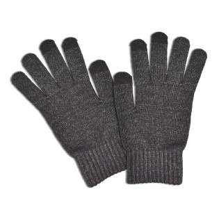 Het perfecte paar handschoenen om te combineren met de Sjaal Exclusief (1482) en de Muts Exclusief (1462) en je hebt een complete set voor de winter! Gemaakt van hoogwaardige materialen (42% Acryl, 30% Nylon en 28% PB) zijn deze handschoenen lekker warm en zorgen voor een classy uitstraling. De handschoenen hebben een one size maatvoering en zijn voor zowel heren als dames perfect te dragen. Ook op een touchscreen te gebruiken. Personaliseer de handschoenen met een verfijnde borduring, een smal PU label met lasergravering of een subtiel woven label. 