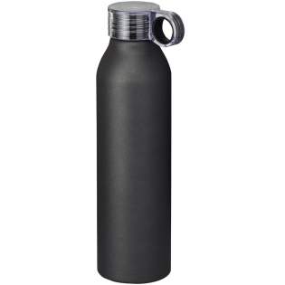 Gut aussehend und leicht, das ist die Grom 650 ml Aluminium-Sportflasche in Kurzform. Der klare Schraubdeckel ist auslaufsicher und verfügt über eine Schlaufe mit Farbpop, die das Tragen erleichtert. Das matte Metallic-Finish verleiht der Flasche ein stilvolles Aussehen. Was auch immer es zu feiern gibt, die Grom-Flasche wird sicher jeden Beschenkten erfreuen.