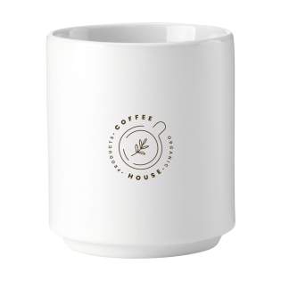 Stapelbare mok zonder oor, in een tijdloos design. Van hoogwaardig keramiek. Afgewerkt met een matte buitenzijde en hoogglans binnenzijde. Geschikt voor de meeste koffieapparaten. Vaatwasserbestendig. De opdruk is vaatwasmachine getest en gecertificeerd: EN 12875-2. Inhoud 200 ml. OPMERKING: De witte mok kan niet worden voorzien van een lasergravure omdat deze onvoldoende zichtbaar is.