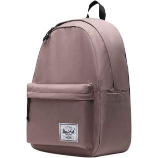 Préparez-vous pour votre prochaine escapade avec le sac à dos Herschel Classic™, offrant suffisamment d'espace pour tous vos effets personnels. Le sac à dos est conçu de manière experte avec des matériaux EcoSystem™, ce qui vous permet de partir à l'aventure en toute conscience. Le tissu 600D est magistralement fabriqué à partir de bouteilles d'eau post-consommation 100 % recyclées. À l'intérieur du sac à dos, vous découvrirez une housse flottante rembourrée, offrant un ajustement sûr pour votre ordinateur portable 15"/16". Les bretelles réglables et rembourrées assurent le confort pendant les longs trajets. Le sac à dos est conçu avec une poche séparée pour bouteille d'eau et une poche frontale, vous permettant de stocker facilement des objets plus petits. Avec une capacité volumineuse de 26 litres, le sac à dos Herschel Classic™ est le compagnon idéal pour toute aventure. 