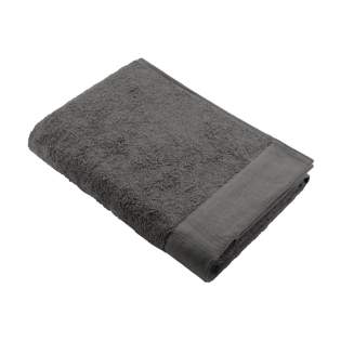 Stylish bath towel from the Walra brand. Made from 70% recycled cotton and 30% cotton (550 g/m²). This bath towel has a fine structure, an elegant border and a handy hanging loop. Wonderfully soft and absorbent. This product is Oeko-tex and GRS certified. The production of these bathroom textiles saves a lot of water and reduces CO2 emissions and energy through the reuse of materials. This is confirmed by the independent REMO quality mark.