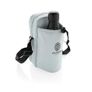 Keep your hands free and your drink nice and cold during a hike. This sling bag fits all your necessities in the main zipper pocket and has a designated insulated drawstring pocket for your bottle. It will ideally hold any bottle up to a height of 25cm and a diameter up to 7.5cm. Adjustable shoulder strap. Exterior 100% 600D polyester, interior 210D polyester and PEVA. PVC free.