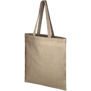 Sac shopping en mélange de coton et polyester recyclé 150 g/m² avec une longueur de poignée tombante de 31 cm. Le coton recyclé est fabriqué à partir de déchets de pré-consommation générés par les usines textiles pendant le processus de coupe. Des couleurs similaires sont mélangées entre elles, ce qui signifie qu'aucune teinture supplémentaire n'est nécessaire. Ce sac se plie facilement pour tenir dans un petit espace. Le compagnon idéal pour une variété d’activités comme l’épicerie, les excursions d’une journée ou les projets d’artisanat. Il peut y avoir des variations mineures dans la couleur du produit en raison de la nature du processus de production. Cette caractéristique ajoute distinctement à une apparence plus authentique. Peut supporter jusqu'à 5 kg.