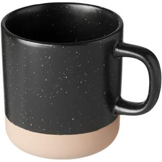 Mug en céramique avec motif feu de camp et fond non vernissé. Lavable au lave-vaisselle, en conformité avec la norme EN 12875-1 (au moins 125 cycles de lavage) pour toutes les techniques de marquage. Capacité de 360 ml. Livré dans une boîte cadeau blanche.