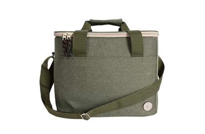 Geräumige, stilvolle und sportliche Kühltasche aus grünem rPET-Material. Schöne Details in Beige und Schwarz. Praktisch mit einem Griff und einem verstellbaren Schultergurt.