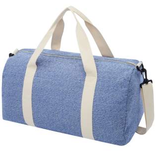 Duffel bag made of a recycled cotton and polyester blend, with an adjustable shoulder strap. Recycled cotton is manufactured from pre-consumer waste generated by textile factories during the cutting process. Similar colours are blended together so no additional dyeing is required. Due to the nature of recycled cotton, there may be a slight colour variation. This feature distinctly adds to a more authentic appearance.