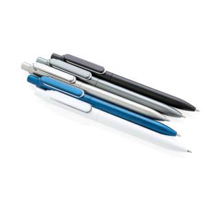 Stylo à bille en plastique avec finition métallique et clip en métal au design unique. Encre bleue Dokumental® de fabrication allemande pour +/- 1200m d’écriture et bille en carbure de tungstène assurant une écriture régulière.