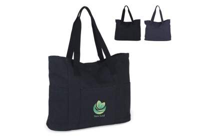 Sac shopping spacieux en toile recyclée. La structure et l'effet délavé de la matière confèrent au sac un aspect robuste. Le sac est entièrement doublé et est livré avec des poignées en coton et une base renforcée. Grâce à sa taille et sa grande ouve...