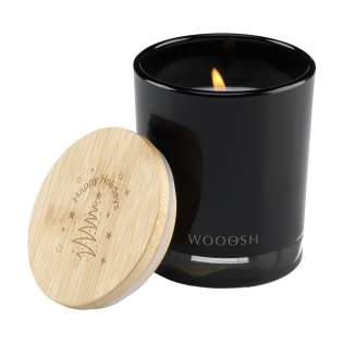 Bougie parfumée exclusive Wooosh vanille douce versée dans un bocal en verre magnifiquement poli avec un couvercle en bambou, avec un motif de Noël standard. Cette bougie crée une atmosphère apaisante dans votre maison. La bougie parfumée est fabriquée à partir de cire de soja écologique avec 5% d'huile de parfum aromatique. Dès que la mèche est allumée, la cire fond et un délicieux et doux parfum de vanille se répand dans la pièce. Ce parfum chaleureux et invitant sera apprécié de tous et convient à toutes les saisons. Avec 14 heures de combustion, cette luxueuse bougie parfumée s'intègre dans n'importe quel intérieur. Lorsque vous allumez la bougie pour la première fois, laissez la couche supérieure de cire fondre complètement. Cela garantit une combustion uniforme et la meilleure expérience possible en matière de parfum. Le cadeau parfait pour toute occasion. - Ce produit est imprimé avec un motif de Noël standard. Choix de 6 modèles différents comme indiqué dans les images. Il n'est pas possible de personnaliser un design. Par pièce dans une Wooosh boîte cadeau luxueuse.