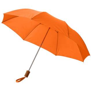 Facile à ranger, c'est en tout cas le cas du parapluie Oho 20". Le parapluie est pliable et est livré avec une pochette qui protège l'article lorsqu'il est rangé. Ce parapluie économique possède une armature en métal et une petite poignée légère qui tient dans toutes les mains. Grâce à sa taille lorsqu'il est plié, il se glisse parfaitement dans un sac (à main). Le parapluie Oho est fabriqué en polyester durable, convient à de multiples options d'impression et est disponible en plusieurs couleurs.