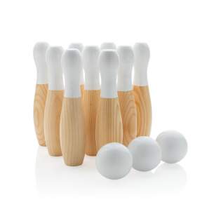 Jeu de quilles artisanales en bois de pin, amusant pour les adultes comme pour les enfants. Installation facile - il suffit d'installer les quilles, de fixer un point de lancement et vous êtes prêt à jouer. Le set comprend 9 quilles et trois boules. Pochette en coton et règles du jeu incluses.