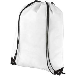 The Evergreen drawstring bag is a great option when looking for a bag that works well as an easy-to-handle gift to promote any brand or marketing campaign. The lightweight bag is budget-friendly and has a drawstring design suitable for easy carrying over the shoulder or as a backpack. The bag is made from 80 g/m² PP plastic, has a large main compartment and leaves enough space on the exterior to display any logo or other messages. 