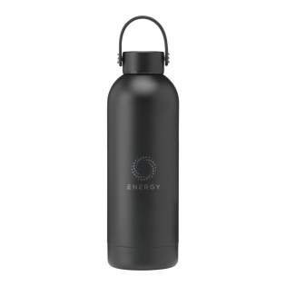 Gourde/thermos à double paroi en acier inoxydable recyclé. Isolation sous vide et anti-fuite. Fini avec un revêtement en poudre mat et résistant aux rayures. Parfait pour maintenir les boissons froides ou chaudes à la bonne température. Certifié RCS. Matière recyclée totale : 92%. Capacité 500 ml. L'inox peut être recyclé de nombreuses fois tout en conservant en grande partie la qualité du matériau. En utilisant de l'acier inoxydable recyclé, on a besoin de moins de nouvelles matières premières. Cela signifie moins de consommation d'énergie et moins d'utilisation d'eau. Un choix responsable. Chaque article est fourni dans une boite individuelle en papier kraft marron.