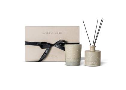 This Luscious Bloom set, consisting of a scented candle and a diffuser by Swedish brand Victoria, decorative fragrance diffusers with a delightfully floral and soothing scent. The set is packaged in a luxury gift box featuring a bow ribbon. The glass oil holder holds 50 ml and can last up to 3 weeks and the candle has 15 burning hours.