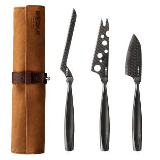 From soft Brie to hard Parmesan, the Cheese Knife Set Monaco+ Black from BOSKA – a B Corporation certified company – offers the perfect cutting solution for every type of cheese. These unique stainless steel, non-stick knives, complete with a genuine leather sleeve, make an ideal and stylish gift for true cheese lovers and cooking enthusiasts. This set is refrigerator-safe, handwash only, and backed by a 10-year guarantee.