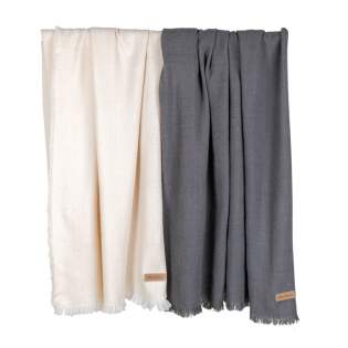 Geef je huis een stijlvolle upgrade met deze Ukiyo Aware™ Polylana® geweven deken. Deze hoogwaardige deken is geweven met franjes aan de randen. Bewaar het op je bank voor gezellige filmavonden of op je bed voor een mooie gelaagde look. Met AWARE™ tr...