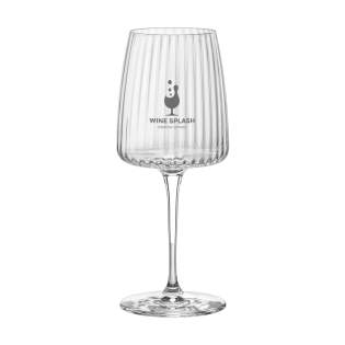 Verre à vin en verre transparent. Le calice spécial présente un verre nervuré à l'intérieur, un extérieur lisse et un fond plat, donnant au verre un aspect élégant et non conventionnel. Ce verre à vin exclusif convient au service du vin blanc. Un beau verre à utiliser aussi bien dans le cadre privé que dans les établissements de restauration. Passe au lave-vaisselle. Capacité 370 ml.