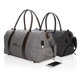 Modern and minimalist 600D polyester weekend bag with PU handles & comfortable shoulder strap. Large main compartment with plenty of room for your weekend necessities or sports gear. Connect your powerbank easily to the integrated USB A charging port...