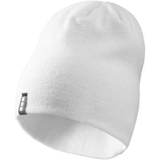 De Level beanie is gemaakt van een 1x1 rib breisel van acryl, en het dubbellaagse ontwerp zorgt voor extra isolatie op koude dagen. Het gemerkte luslabel voegt een vleugje verfijning toe. Of je nu de piste op gaat of door de stad slentert, blijf warm en modieus met de Level beanie.