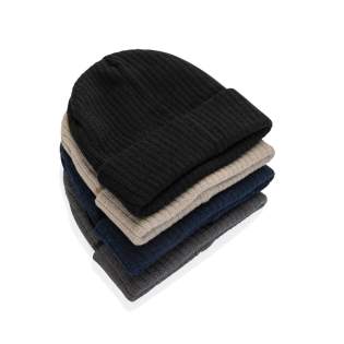 De Pryor-beanie met omslag en een smal ribgebreid ontwerp, vervaardigd uit een blend met gerecycled polyester. Deze combinatie garandeert zowel stijl als veelzijdigheid, en biedt een pasvorm die geschikt is voor iedereen. Met AWARE™-tracer die de ech...