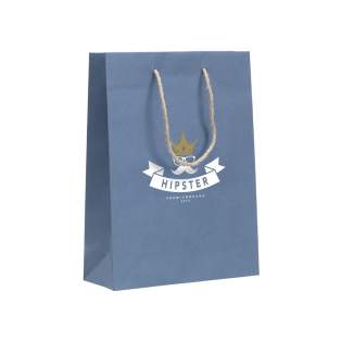 WoW! Stevige Egeschenktas (maat M) gemaakt van gerecycled papier met jeansvezels (180 g/m²). Door het gebruik van gerecyclede jeansstoffen kan de kleur blauw per tas verschillen. De blauwe kleur geeft de tas een trendy uitstraling. De tas heeft twee korte jute draaglussen, een gevouwen bodem en een zijvouw. Geschikt voor allerlei promotionele doeleinden. Voor de productie van deze tas worden geen  bomen gekapt.