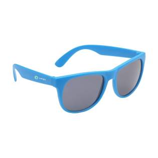 These fashionable sunglasses have a frame that is made from recycled plastic. With UV 400 protection (according to European standards). GRS certified. Total recycled material: 66%.