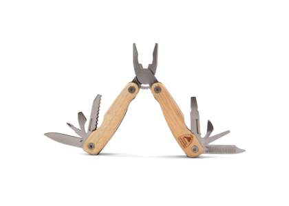 Een kleine en praktische multi-tool van Orrefors Hunting. Klein en flexibel om in je zak te dragen of aan een riem met het meegeleverde nylon tasje. Inclusief tang, 4 verschillende schroevendraaiers, flesopener, zaagtandmes, hobbymes, tang en nagelvijl. Wordt geleverd in een stijlvolle kartonnen doos. Orrefors Hunting producten zijn degelijke en stevige kwaliteitsproducten die je altijd en overal kunt gebruiken.