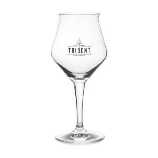 Verre à bière sur pied. Spécialement conçu pour servir des bières spéciales fraîches. La forme tulipe du verre rehausse le goût et le parfum de la bière. Verre transparent de haute qualité avec un bel aspect. Idéal pour une utilisation dans l'industrie de la restauration. Contenance 300 ml. Capacité 420 ml.