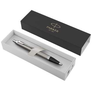 De Parker IM is een ideale partner met onbeperkt potentieel. De slanke taps toelopende vorm combineert naadloos met innovatieve ontwerpen om een opvallend statement te maken. De afwerkingen maken de pen compleet af, waardoor deze Parker pen het perfecte schrijfinstrument is voor studenten en professionals. De balpenpunt trekt zich terug met een prettige klik wat samen met de Quinkflow inkt zorgt voor een uitzonderlijk soepele en betrouwbare schrijfervaring. Voor gebruik met QUINK balpenvullingen en gelinktvullingen. Geleverd met één vulling en een Parker geschenkverpakking. Exclusief ontwerp.