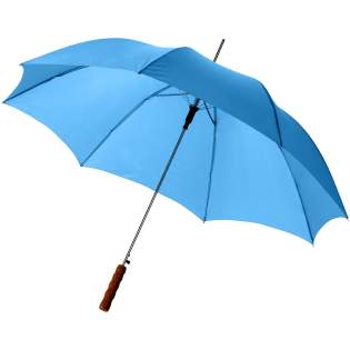 Le parapluie Lisa 23" est un véritable best-seller. Grâce à son système automatique, le parapluie s'ouvre rapidement. Il possède un mât et des baleines en métal, ainsi qu'une poignée en bois qui lui confère un aspect classique. Le parapluie offre de nombreuses possibilités pour ajouter un message promotionnel ou un logo. En outre, le parapluie Lisa est disponible dans une variété de couleurs ou de combinaisons de couleurs. 