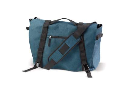 Ruime messenger bag voor dagelijks gebruik en met de zachte schouderpad erg comfortabel te dragen. Binnenin veel ruimte om spullen op te bergen zoals een organizer, een geschuimd laptopvak (tot 17”) en een ritsvak. Ook in breedte verstelbaar.