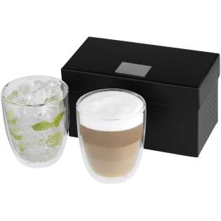 Doppelwandiges, isoliertes 290 ml Glasset. Hitzeresistentes hochwertiges Borosilikatglas. Ideal für das Servieren Ihres bevorzugten Latte Macchiato, Eistees oder anderer Heiß- oder Kaltgetränke. In einem Luxus Geschenkkarton verpackt. Mit Logoplatte.