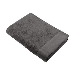 Serviette de bain élégante de la marque Walra. Fabriquée à partir de 70% coton recyclé et de 30% de coton (550 g/m²). Cette serviette de bain a une structure fine, un bord élégant et une boucle de suspension pratique. Merveilleusement douce, absorbante et durable. Ce produit est certifié Oeko-tex et GRS. La production de ces textiles de salle de bain permet d'économiser beaucoup d'eau et de réduire les émissions de CO2 tout comme l'énergie grâce à la réutilisation des matériaux. Ceci est confirmé par le label de qualité indépendant REMO.