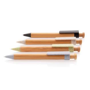 Schrijf al je notities en briljante ideeën op met deze mooie bamboe pen. Bewaar de pen altijd in je tas of notitieboek om ervoor te zorgen dat geen enkel idee verloren gaat. Gemaakt met bamboe en tarwestro. Tarwestro samenstelling van de clip is 40% ...