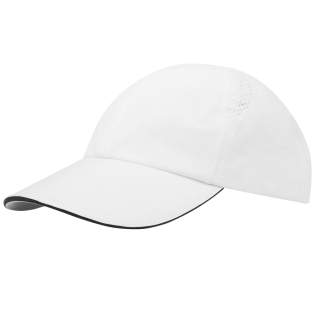 La casquette Morion 6 panel cool fit est fabriquée en microfibre de polyester recyclé certifiée GRS de 110 g/m², et possède une visière pré-courbée avec un design en sandwich, ajoutant une touche classique. Les panneaux arrière présentent des trous découpés au laser pour une ventilation optimale, vous permettant de rester au frais et à l'aise lors de vos activités de plein air. Conçu pour s'adapter confortablement à un tour de tête de 58 cm, la fermeture à boucle métallique permet des ajustements faciles et sûrs. La certification GRS garantit une chaîne d'approvisionnement 100 % certifiée, de la matière première à nos techniques d'impression, ce qui en fait un choix plus durable.